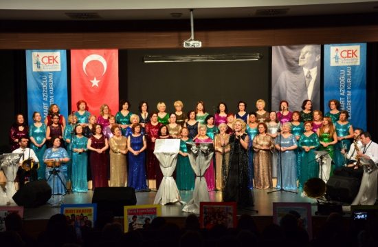 Nilüfer Kadın Korosu "Kır Çiçekleri" için sahnedeydi