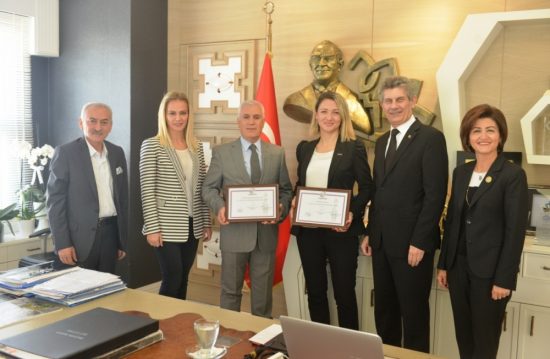 Dünyanın en güzel çiçeklerine can suyu Dünyanın en güzel çiçeklerine can suyu
